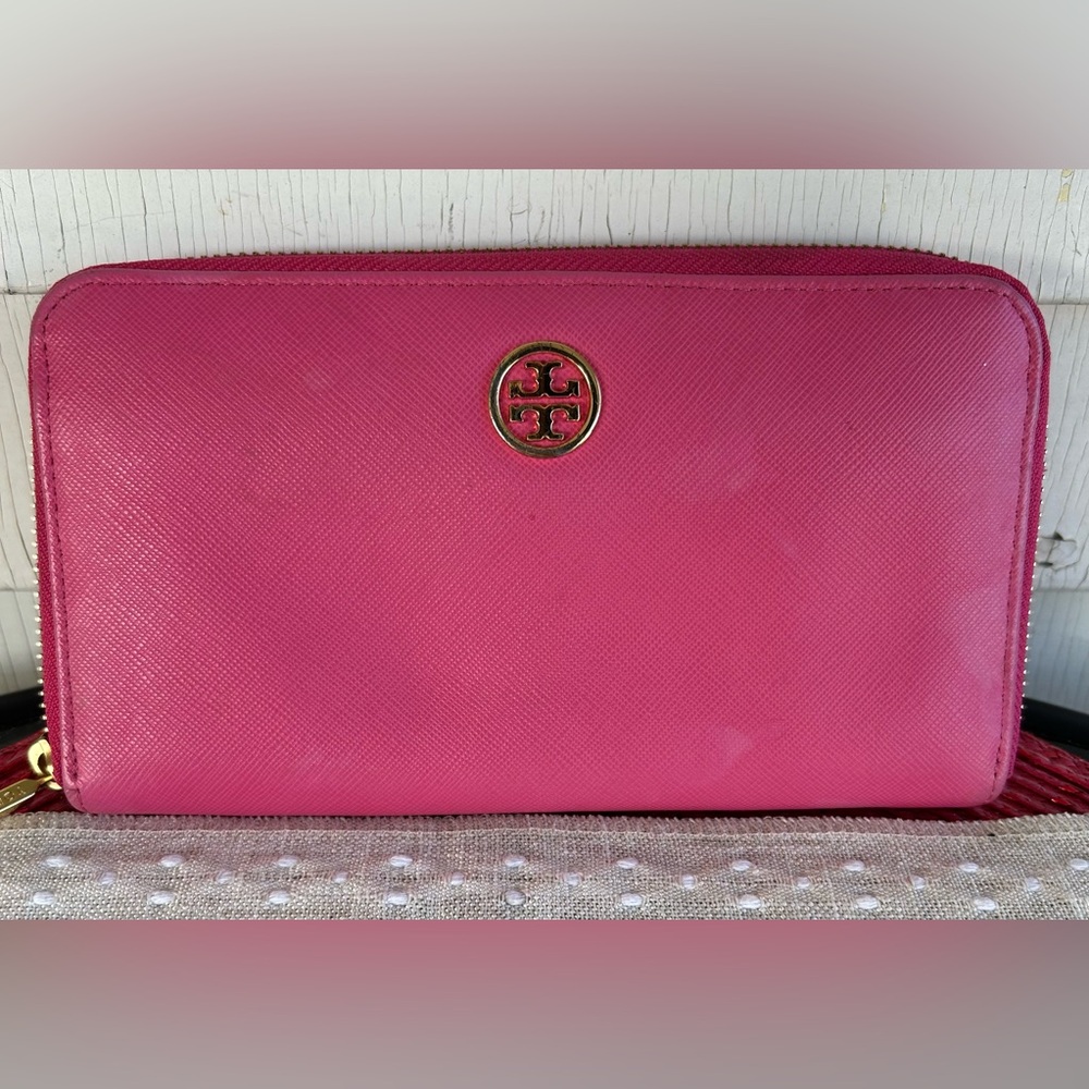 TORY BURCH PINK ROBINSON CONTINENTAL ZIP WALLET. EUC